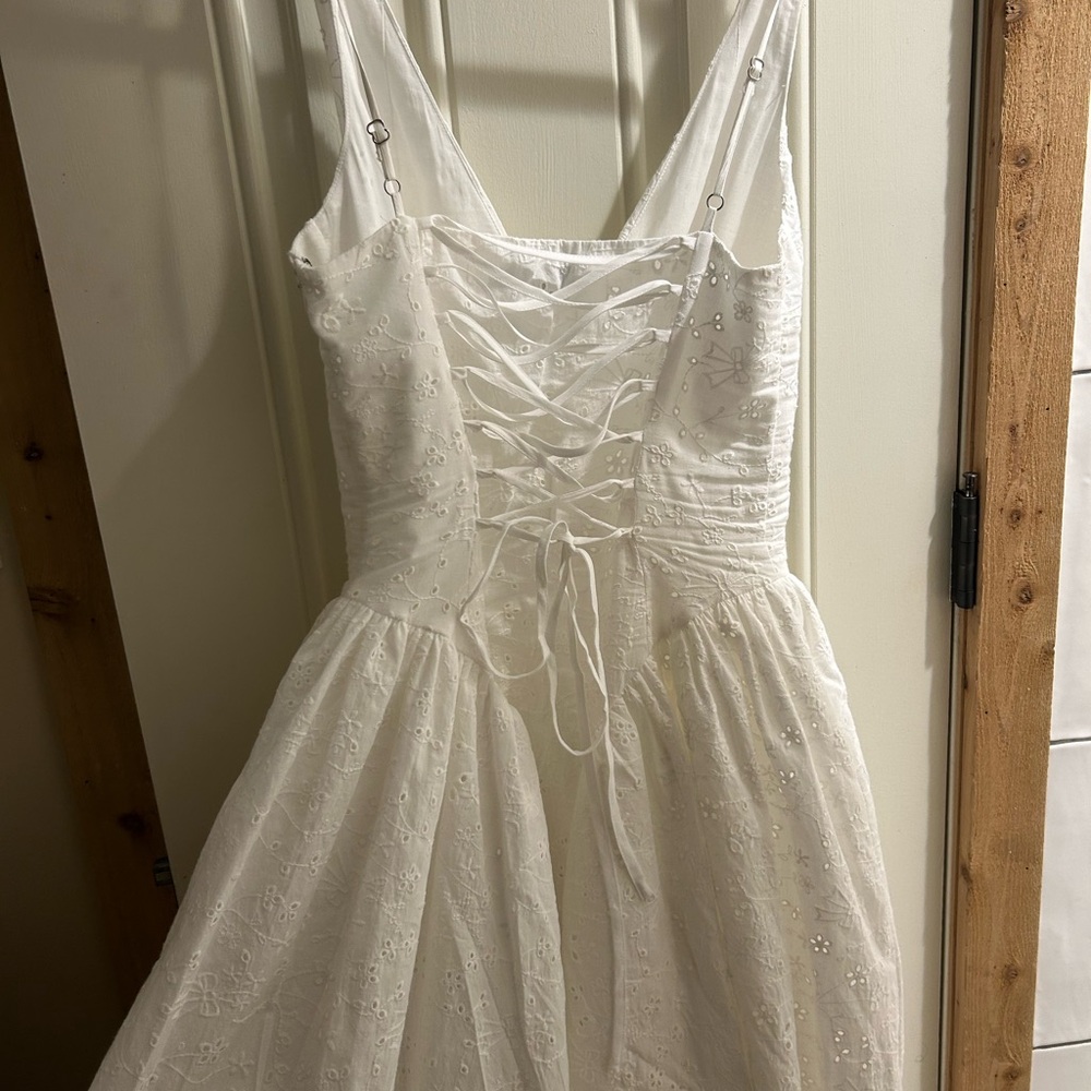 Elegant White Sleeveless Dress - Picture 4 of 8